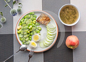 Light food containing broad beans, cucumbers, fish and eggs, mung bean soup is a drink