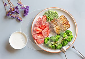 Light food containing green peas, fish, tomatoes, broccoli, defatted yogurt is a matching drink