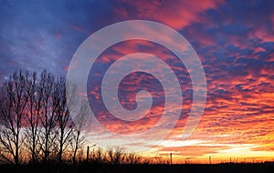 La luz de atardecer refleja de acuerdo a nubes buscando cómo espuma 