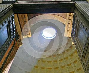 The light throught the pantheon in Rome