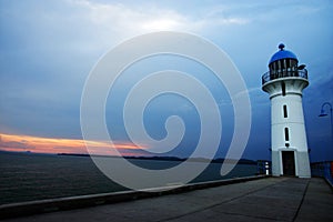 Faro sobre el atardecer 