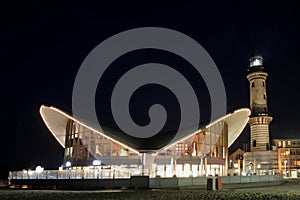 Faro un restaurante por la noche 