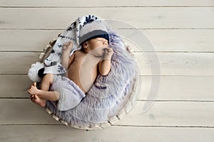 Liitle baby sleep in woolen clothes