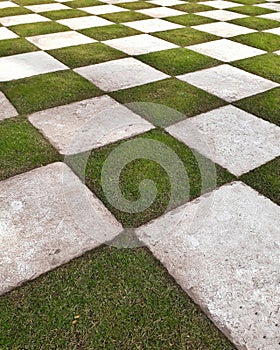 Like a chess grass field (Similar a um campo de  xadrez na grama)