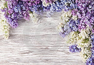 Lila Blumen Blumenstrauß auf holzbrett Hintergrund, Frühling, Lila Blühenden Haufen, Zweig über Holz Textur.