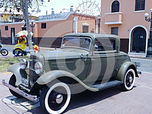 Green Ford De Luxe coupe two doors showed in Lima