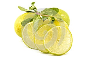 Lime slices and mint leaves