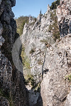 Vápencové skaly v horách s jasnou oblohou