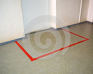 Limiting markings in front of the entrance door to the premises