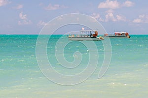 Linda imagem de barco navegando em um paraÃÂ­so tropical.Beautifu photo