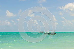 Linda imagem de barco navegando em um paraÃÂ­so tropical.Beautifu