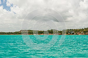 Linda imagem de barco navegando em um paraÃÂ­so tropical.Beautiful image of boat sailing in a tropical paradise photo