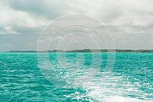 Linda imagem de barco navegando em um paraÃ­so tropical.Beautiful image of boat sailing in a tropical paradise