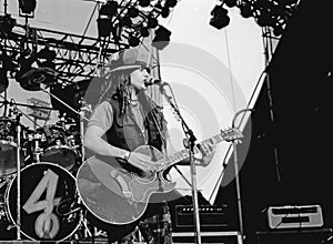 Linda Perry 4 Non Blondes 1993 live in Toronto