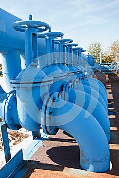 Line from blue oxigen gate valves with pipes