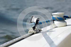 Line and capstan on the sailing boat