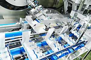 Line conveyer for packaging ampoules in boxes