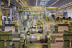 Line for rolling pipes of a large diameter at factory