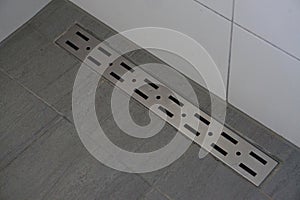 Linear floor level shower