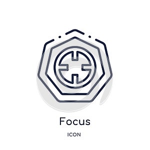 Linear focus icon from Arrows outline collection. Thin line focus vector isolated on white background. focus trendy illustration