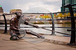 The linesman statue on River Liffey