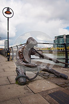 The linesman statue on River Liffey