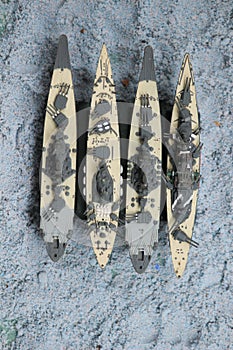 The lineup of miniature battleships consists of the enterprise carrier, the submarine, the battleship Musashi, and others