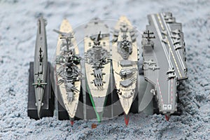 The lineup of miniature battleships consists of the enterprise carrier, the submarine, the battleship Musashi, and others