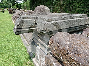 Lingga Yoni on Ancient Ruins, Pahatan Batu di Situs Peninggalan Sejarah