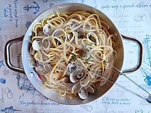 Linguine with clams in the pan