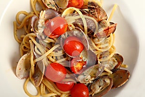 Linguine with clams and tomatoes