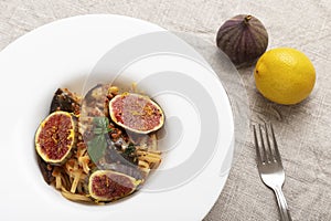 Linguine (spaghetti) with bottarga and figs.