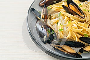 Linguine spaghetti pasta vongole white wine sauce