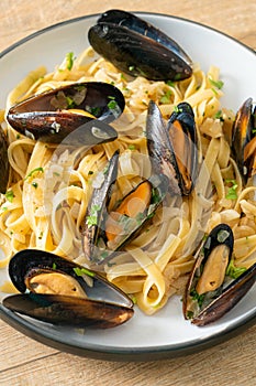 Linguine spaghetti pasta vongole white wine sauce