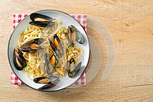 Linguine spaghetti pasta vongole white wine sauce