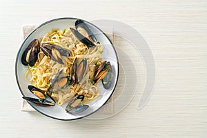 Linguine spaghetti pasta vongole white wine sauce