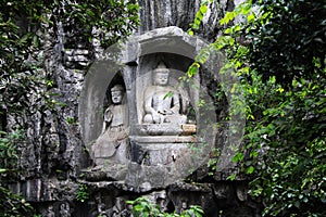 Templo acantilado estatuas 