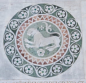 Lion in a decorative circle on the Chiesa dei Santi Giovanni e Reparata