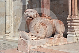 Lion romanesque statue