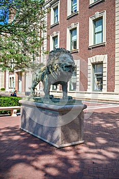 Estatua universidad nuevo 