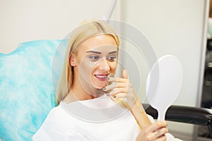 Il bordo aumento cosmetologia clinica. bella donna ottenere bellezza iniezione labbra 