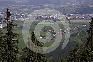 Liptovská kotlina z Demänovské hory. Pohled na obec Demänová a část města Liptovský Mikuláš.