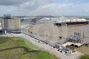 liquefied natural gas plant and a terminal for its transportatio