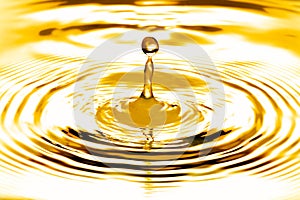 Liquid gold drop and ripple