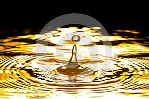 Liquid gold drop and ripple