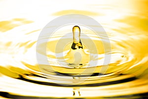 Liquid gold drop and ripple