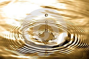 Liquid gold drop and ripple