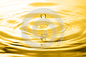 Liquid gold drop and ripple
