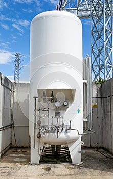Liquid nitrogen tank