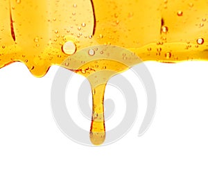 Liquide orange et courant visqueux d`huile de moteur de moto comme un Ã©coulement de plan rapprochÃ© de miel.
